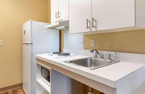 Sacramento Apartment | Studio 6 Sacramento|Relaxing King|Nsmk |Kitchen| Shower
