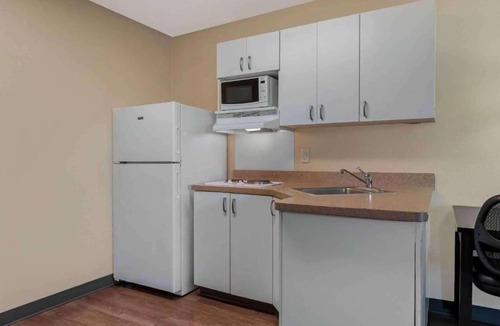 Sacramento Apartment | Studio 6 Sacramento|Relaxing King|Nsmk |Kitchen| Shower