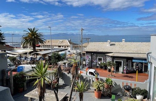 Kalk Bay Apartment | Studio apartment in the heart of Kalk Bay, 1 minute walk to the beach.