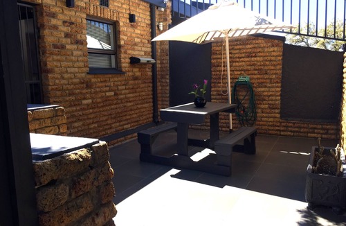 Mountainside Apartment | Studio apartment with sea view and direct view of Table Mountain