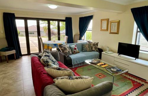 Grahamstown Apartment | Studio on the Hill with Inverter & Water tanks
