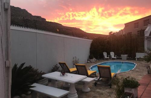 Hout Bay Apartment | Studio pool room