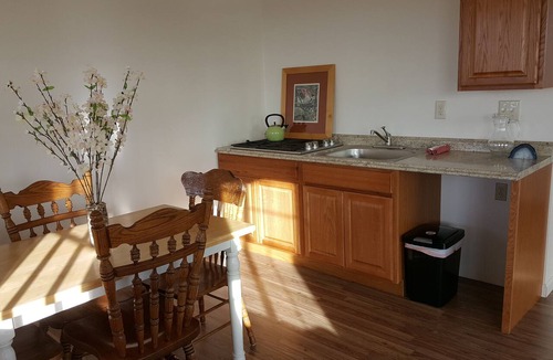 San Andreas House | Studio Retreat in the Mountains (Unit B, Queen)