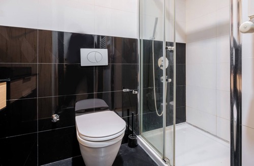 Merter Apartment | Studio with City View Balcony 2 min to Metro