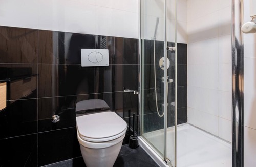 Merter Apartment | Studio with City View Balcony 2 min to Metro