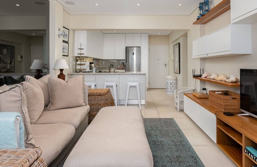 Sea Point Apartment | Stunning 2 Bedroom Apartment Overlooking The Famous Beach Promenade!
