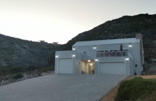 L'Agulhas House | Stunning beachfront spacious family home