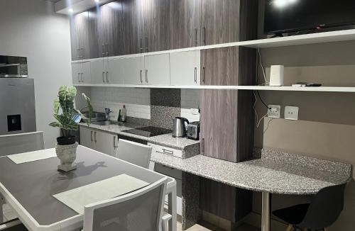 Sunnyside Apartment | Stunning City Living at Loftus