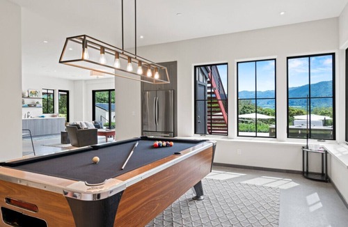 Glen Ellen House | Stunning Estate - 3BD All Ensuite with gardens, pool