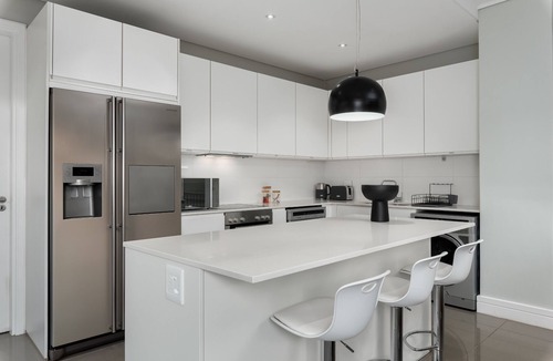Three Anchor Bay Apartment | Stunning Modern Apartment in The Richmond