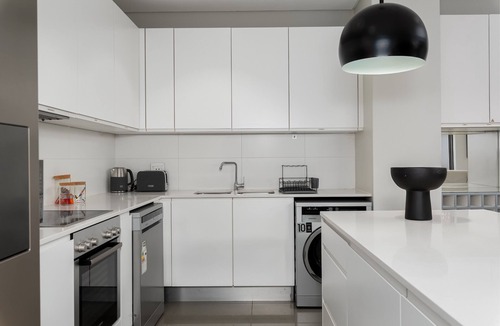 Three Anchor Bay Apartment | Stunning Modern Apartment in The Richmond
