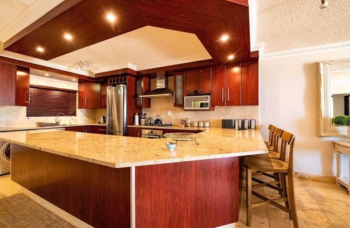 Jeffreys Bay Apartment | Stunning ocean vistas, near top surf spots, shops; private, all amenities.