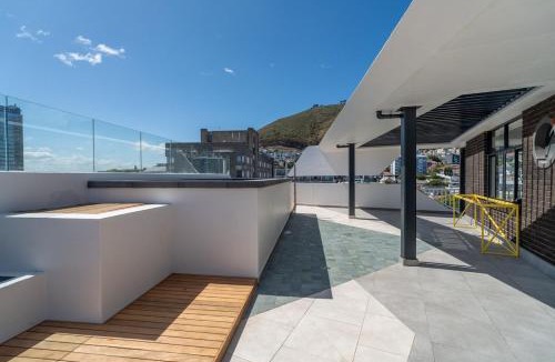 Three Anchor Bay Apartment | Stunning Sea Point pad- 300m to promenade