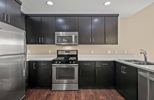 Pilgrim - Triton Condo | Stylish 1BR Plaza Residence with Pool