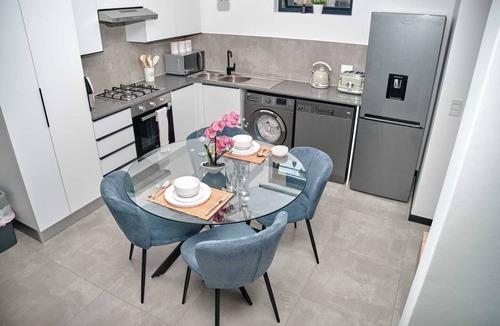 Greater Johannesburg Metropolitan Area Apartment | Stylish 2-Bedroom Apartment with Gym, Pool, Wi-Fi in Prime Lonehill Location.