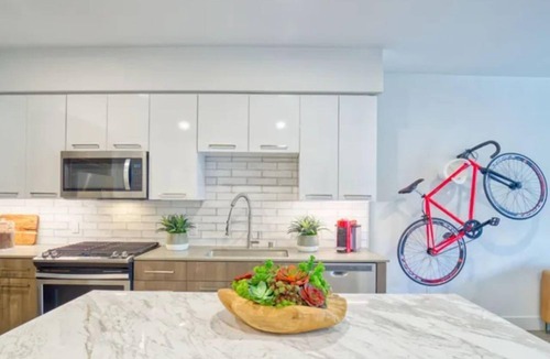 Fremont Condo | Stylish 2BR Condo w Pool & Fire Pit – Aya Apartments