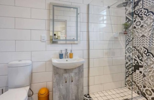 Windermere Condo | Stylish and Spacious 3 Sleeper Apartment with Pool