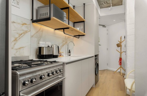 Three Anchor Bay Apartment | Stylish Apartment with Balcony and Rooftop Pool
