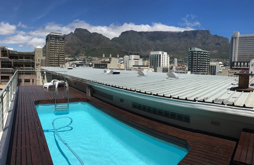 Cape Town City Centre Apartment | Stylish central City Apartment on Greenmarket Square with secure parking garage.