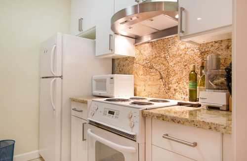 Lower Nob Hill Condo | Stylish & Central Nob Hill Condo on quiet courtyard-parking space