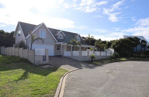 Wilderness House | Stylish & Cozy House - 5min from the beach!
