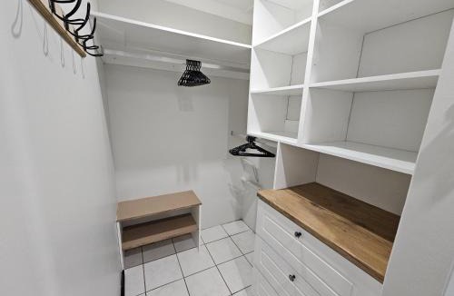 West Bank Apartment | Stylish Cozy Stay at Ferndale House Apartments
