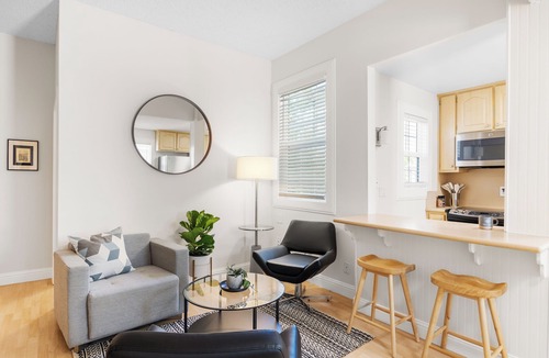 North Oak Park Apartment | Stylish, gated and quiet Apt next to UC Davis Medical Center