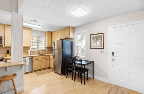North Oak Park Apartment | Stylish, gated and quiet Apt next to UC Davis Medical Center