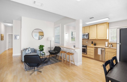 North Oak Park Apartment | Stylish, gated and quiet Apt next to UC Davis Medical Center