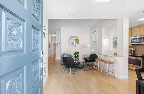 North Oak Park Apartment | Stylish, gated and quiet Apt next to UC Davis Medical Center