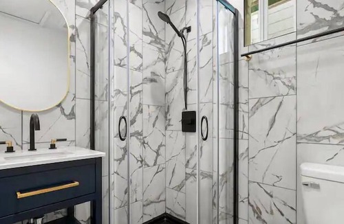 Downtown Apartment | Stylish Green n Gold 2BR 1Bath Apartment