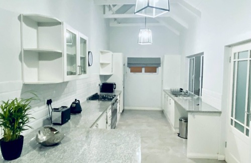 Durban North Apartment | Stylish Loft-style Apartment - Close to all the Action