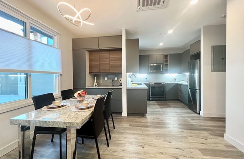 San Tomas House | Stylish new 2B2B detached house with a private backyard in a quiet neighborhood