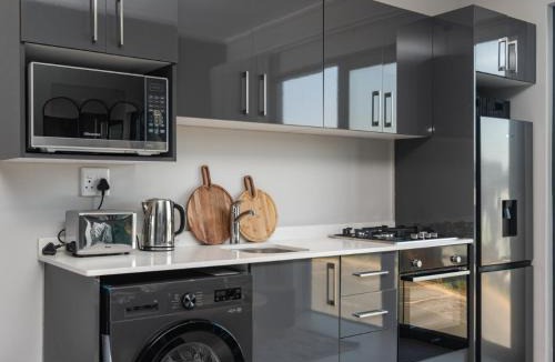 Umhlali Apartment | Stylish Ocean Club Apartment F25