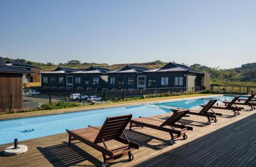 Umhlali Apartment | Stylish Ocean Club Apartment F25