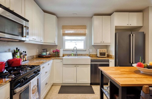 Napa House | Stylish Retreat. Grand Private Yard. Fire Pit. A/C