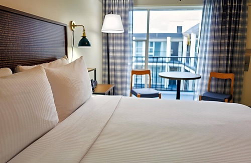 Downtown San Francisco Hotel | Stylish Retreat with Heated Rooftop Pool in Downtown San Francisco