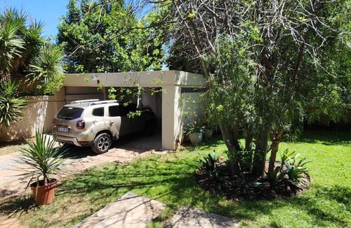 Greater Johannesburg Metropolitan Area House | Stylish Secure House in Upmarket Parktown North
