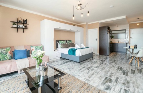 Tokai Apartment | Stylish Studio Retreat in Green Point