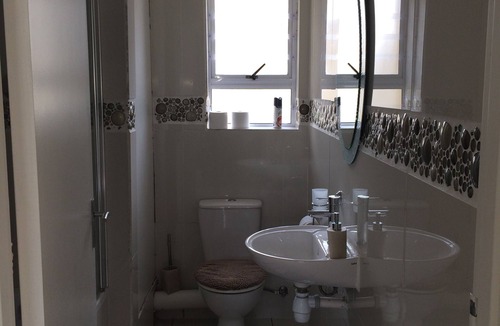 Muizenberg Apartment | Stylish sun kissed 2 bed apartment near the sea (mountain view)