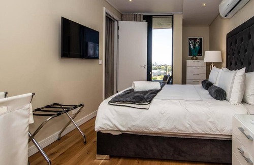 Three Anchor Bay Apartment | Stylish Two Bedroom Apartment in The Glengariff.
