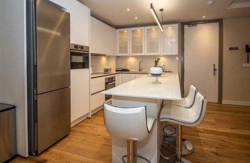 Three Anchor Bay Apartment | Stylish Two Bedroom Apartment in The Glengariff.