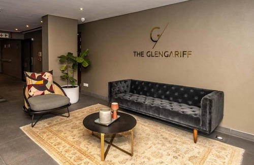 Three Anchor Bay Apartment | Stylish Two Bedroom Apartment in The Glengariff.