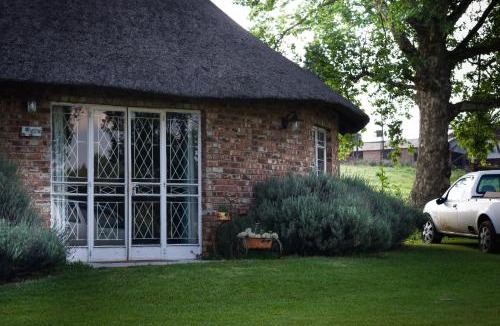 Msukaligwa House | Suikerbosskuur Rondavel & Chalet