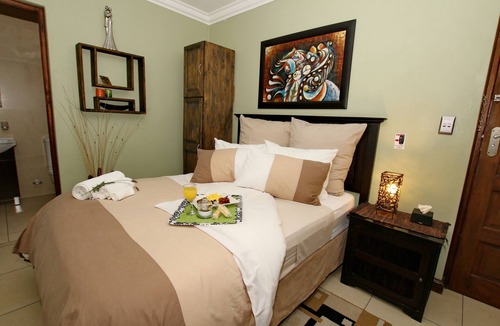 Farrarmere Bed & Breakfast | Summer Garden Guest House - TAI Tambo International Airport