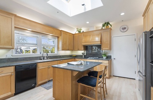 Opal Cliffs House | SUMMERTIME FUN @ 26TH AVE BEACH HOUSE HOT TUB, GARDEN, FAMILY FRIENDLY