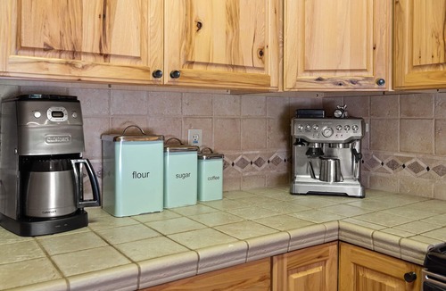 Guerneville Cabin | Summerwood ~ Charming, Hot Tub, Family-Friendly Cabin! Walk to Town!