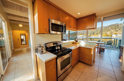 Stinson Beach House | Sun-soaked Seadrift Lagoon Living w/Hot Tub