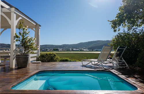 Knysna Central House | Sunlit 3-bedroom house in a secure marina estate in Knysna