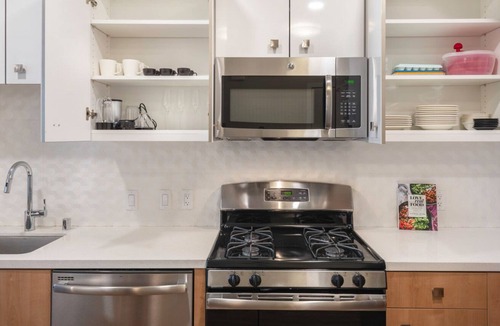 South of Market Apartment | Sunlit SoMa 2BR w/ Gym, Roofdeck, walk to Tech HQs and BART, by Blueground